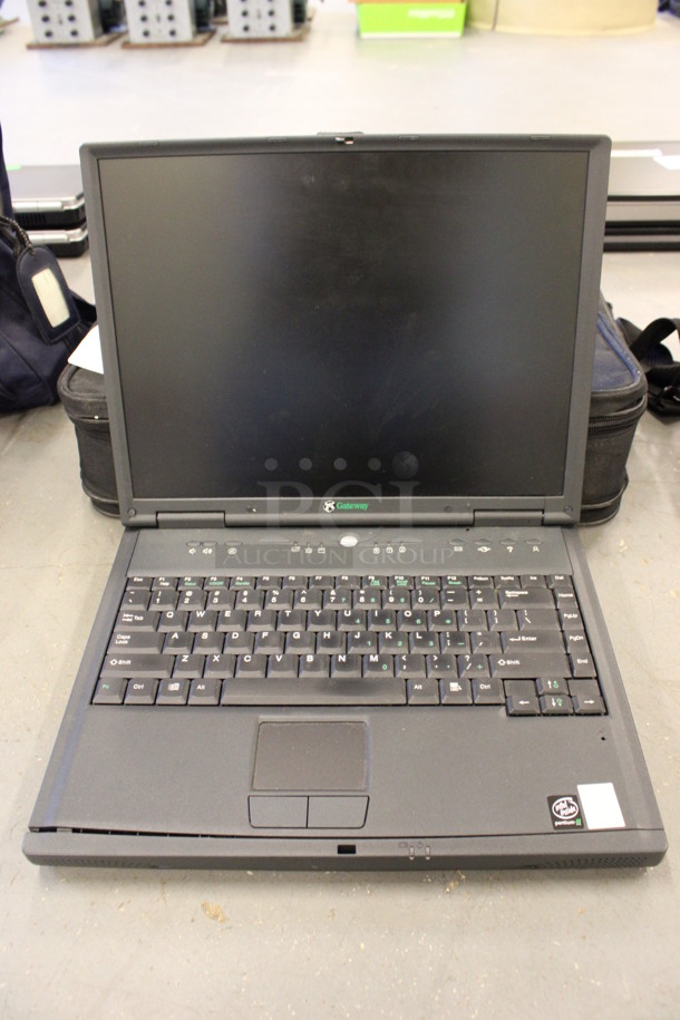 Gateway Solo 9500 15" Laptop in Soft Laptop Case. 17x13x5. (Basement: Room 019)
