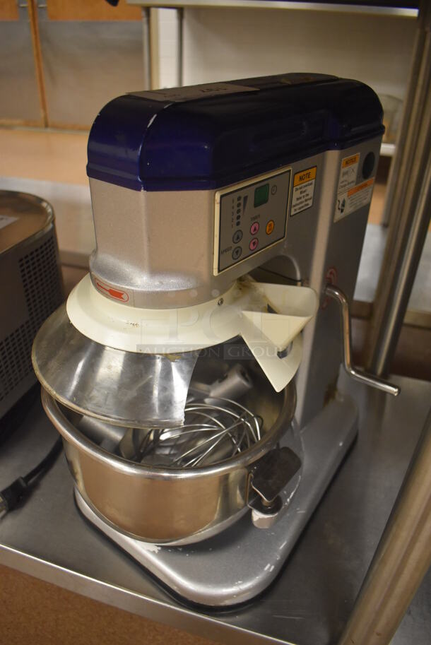 Vollrath MIX1007 Metal Commercial Countertop 7 Quart Planetary Dough Mixer w/ Metal Mixing Bowl, Poly Bowl Guard, Paddle, Whisk and Dough Hook Attachments. 110 Volts, 1 Phase. 12x17x19. Tested and Working! (Education Kitchen 2)