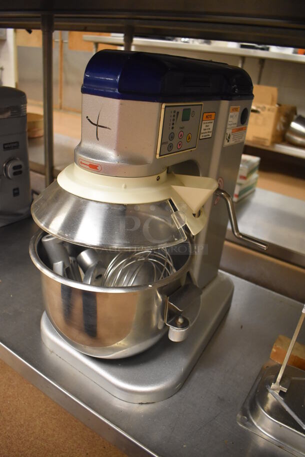 Vollrath MIX1007 Metal Commercial Countertop 7 Quart Planetary Dough Mixer w/ Metal Mixing Bowl, Poly Bowl Guard, Paddle, Whisk and Dough Hook Attachments. 110 Volts, 1 Phase. 12x17x19. Tested and Working! (Education Kitchen 2)