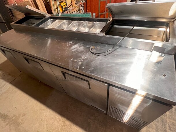 True 93" Pizza Prep Table W/Refrigerated Base on Casters, 115v, Stainless Steel, Missing Center Top Lid and Cutting Board. Very Clean, NOT TESTED 
Model TPP-93