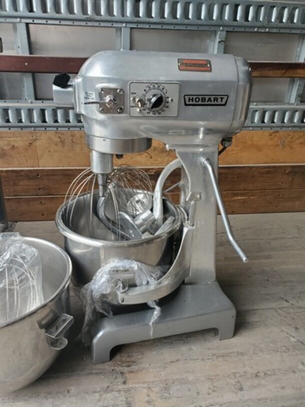 Hobart A-200DT 20Qt Mixer 115V Includes a bowl, Hook, wire whip & a flat beater, Very nice condition! - Item #1123436