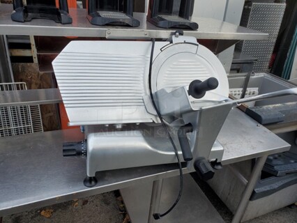 Globe G14 14" Electric Manual Food Slicer
115 V
60 Hz
1 PH