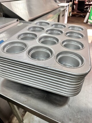 Chicago Metallic 43555 Large Crown Muffin Pan, Makes (12) 3 1/2" Muffins,