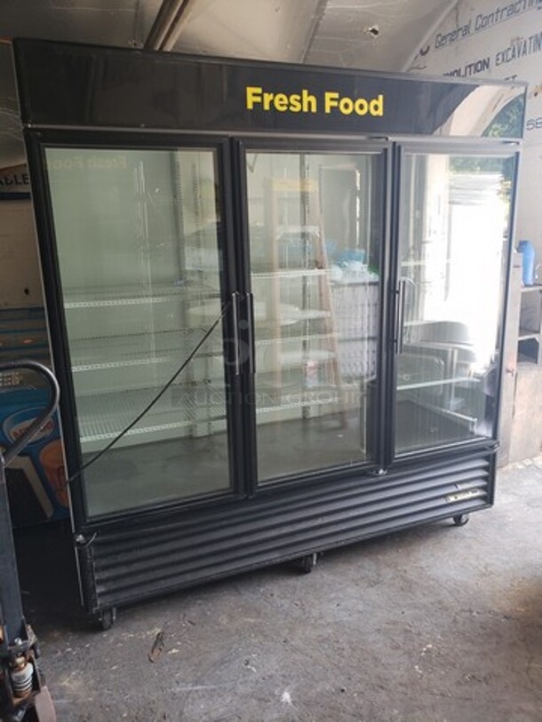 True GDM-72-HC~TSL01 Three Section Display Refrigerator w/ Swing Doors! Great Working Condition!

Serial Number: 8867748
Color: Black
*No Casters
