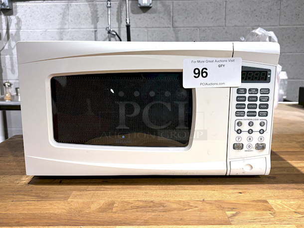 NICE! Rival RGTM701 0.7 Cu. Ft. 7000 Watt Digital Microwave Oven. 