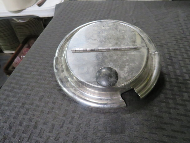 One Vollrath 7.5 Inch Round Hinged Lid. # 47486.