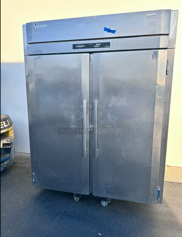 New Victory Refrigeration FS-2D-S1-HC 52 1/8" Two Section Reach In Freezer - (2) Solid Doors, 115v Working