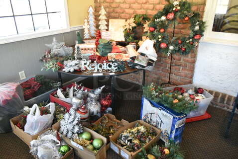 ALL ONE MONEY! Lot of Various Christmas Decor. (booth room) 