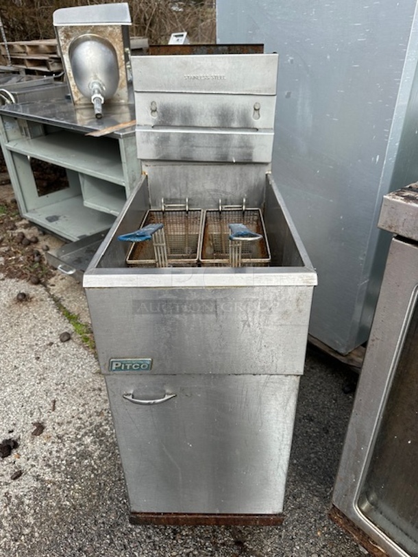 One WORKING Pitco Natural Gas Deep Fryer With 2 Baskets. Model# 40D. 15X30X48. $1360.00