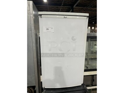 Avanti Commercial Countertop Single Door Refrigerator! With Poly Coated Racks! Model RM4400W Serial 061505! 115V! 