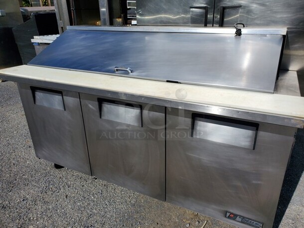 True 3 Door Mega Top Refrigerated Sandwich Prep Table on Casters!
115 V
60 Hz
1 PH - Item #1145741