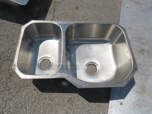 One Stainless Steel 2 Compartment Household Sink. 31.5X20.5X9