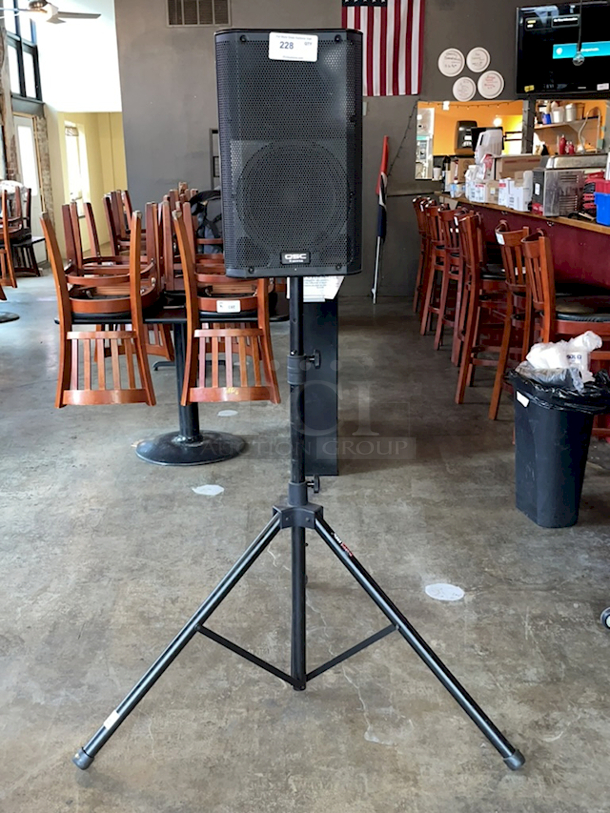 BEAUTIFUL! QSC Speaker Stand AND K10 1000 W 90° Active 10" (250 mm) 2-way PA Loudspeaker. 100-240V ~ 2.3-1.1 A 50/60Hz 12.6" x 11.8" X 20.4"