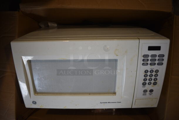 GE Model JES1136WK White Countertop Microwave Oven w/ Plate. 21x13x14