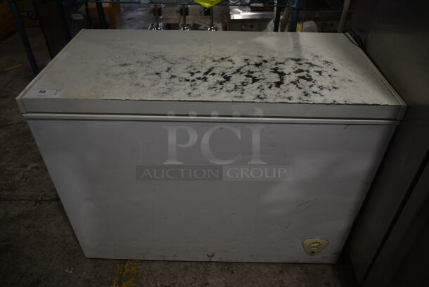 Electrolux FFFC09M1RW Metal Chest Freezer. 115 Volts, 1 Phase. Tested and Does Not Power On
