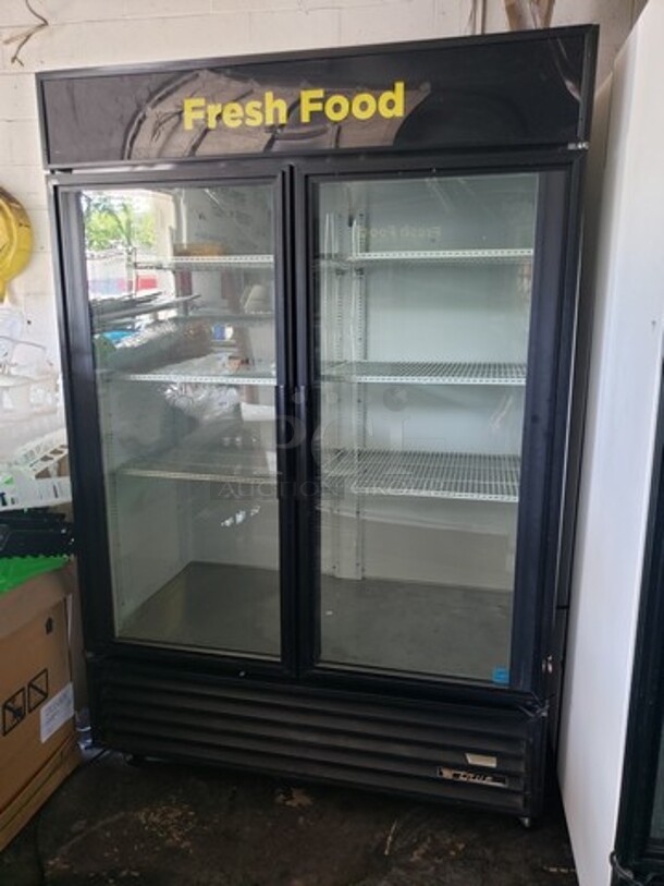 True GDM-49-LD Two Section Display Refrigerator w/ Swing Doors! Great Working Condition!

Serial Number: 8521408
Color: White
*No Casters