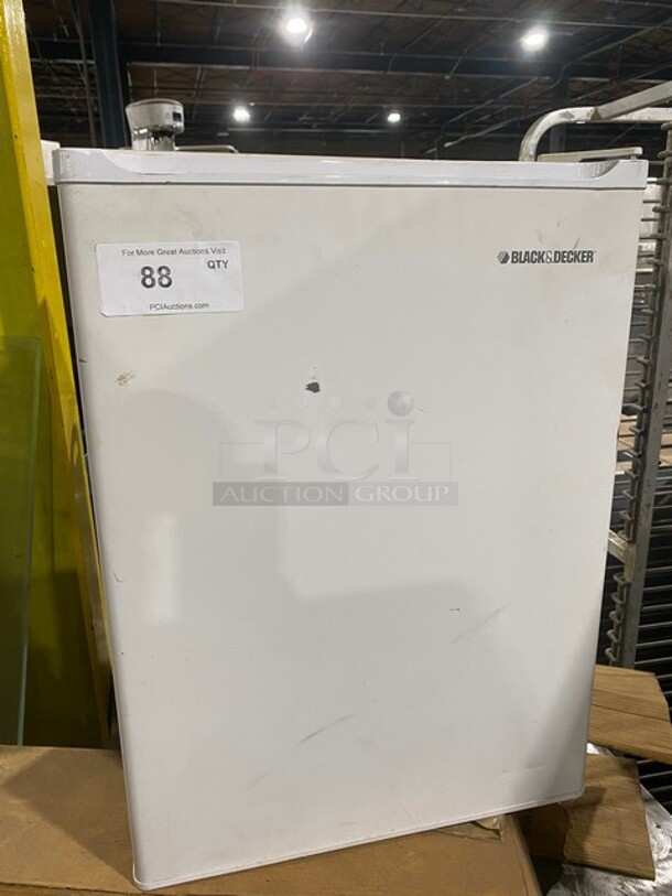 Black & Decker Countertop/ Undercounter Mini Refrigerator! Model: BCFA27 SN: BS04T1E7X00BKCCU4586 115V