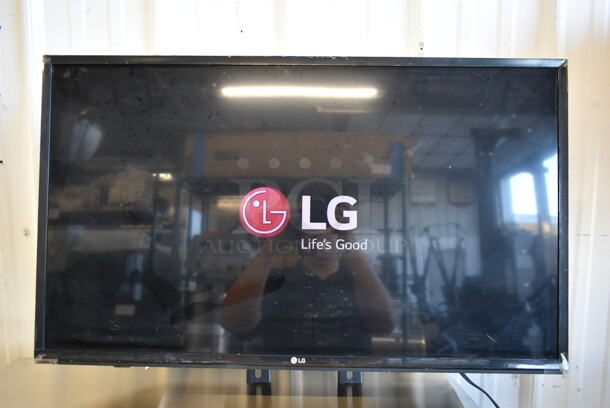 2016 LG 32LH500B-UA 32" Telelvision w/ Wall Mount. 120 Volts, 1 Phase. Buyer Must Pick Up - We Will Not Ship This Item Tested and Working!