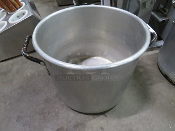 One 12.5 Inch Aluminum Stock Pot.
