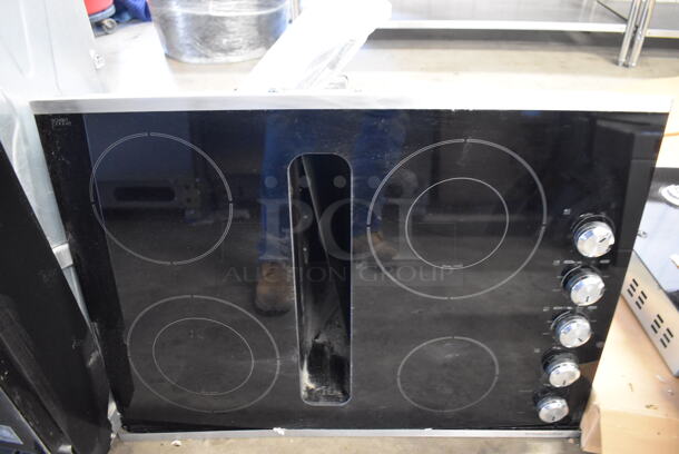 BRAND NEW SCRATCH AND DENT! Whirlpool KECD807XSS01 Metal 4 Burner Induction Range. 120/240 Volts, 1 Phase. 30x22x19.5