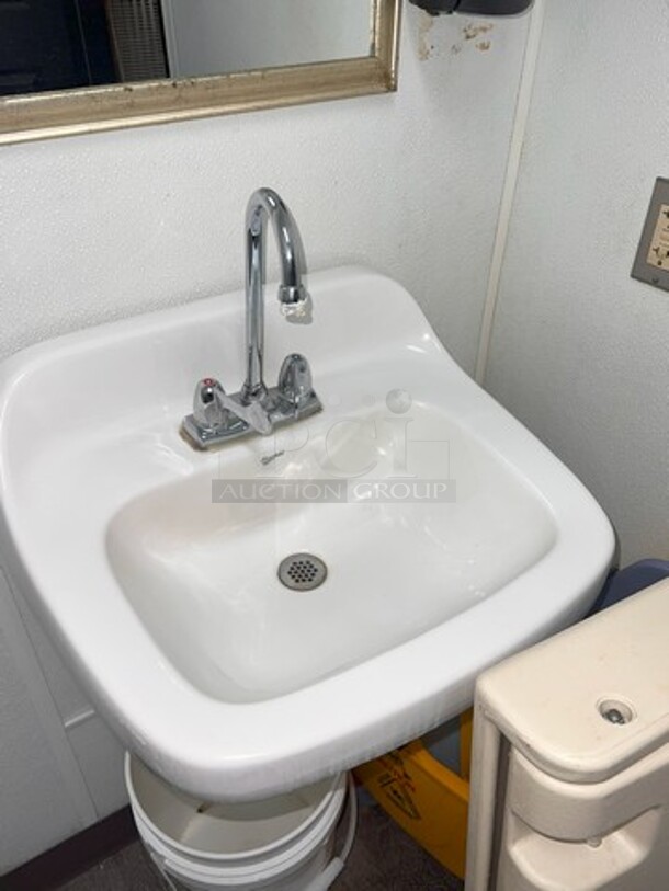 Bathroom Handwashing Sink, No Faucet.
BUYER REMOVAL. **LABOR FOR REMOVAL ADDITIONAL FEE, CONTACT MISSOURI DIVISION FOR LABOR QUOTE OR ADDITIONAL QUESTIONS.