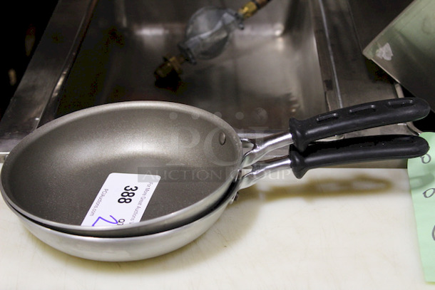 Vollrath 67808 8" Non-Stick Aluminum Frying Pan w/ Vented Silicone Handle. 2x Your Bid
