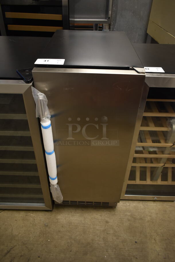 BRAND NEW SCRATCH AND DENT! Danby DIM32D1BSSPR 32lb 15" Stainless Steel Self Contained Undercounter Ice Machine. 115 Volts, 1 Phase. Tested and Working!