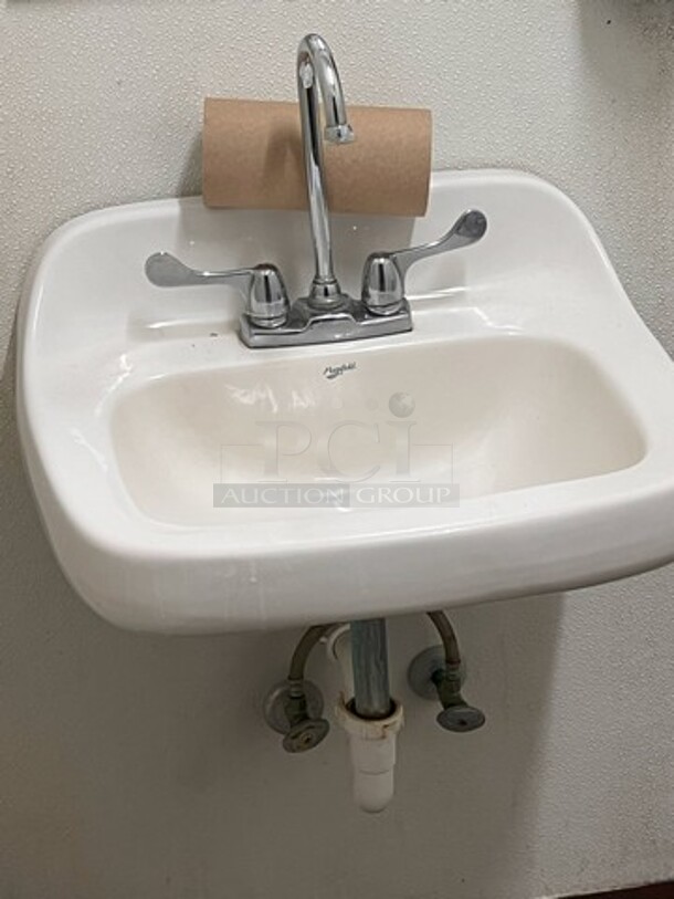 Bathroom Handwashing Sink, No Faucet.
BUYER REMOVAL. **LABOR FOR REMOVAL ADDITIONAL FEE, CONTACT MISSOURI DIVISION FOR LABOR QUOTE OR ADDITIONAL QUESTIONS.