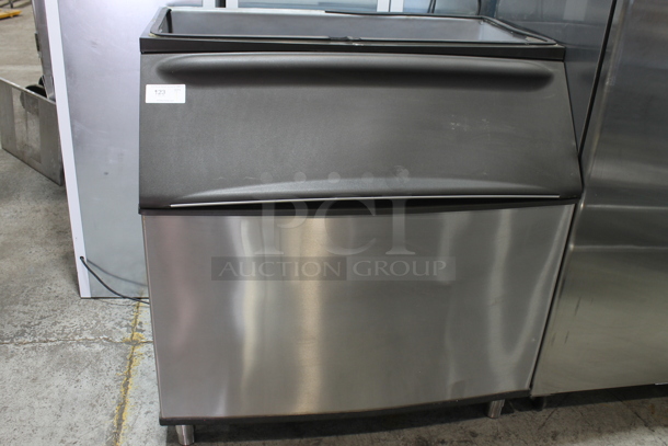 Manitowoc B970 Stainless Steel Commercial Ice Bin. 