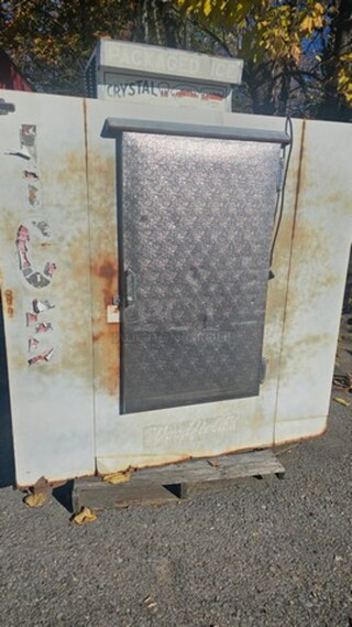 Leer 64" Outdoor Cold Wall Ice Merchandiser