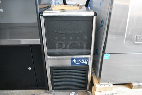 BRAND NEW SCRATCH AND DENT! 2024 Avantco 194UCB77A Stainless Steel Commercial Undercounter Bullet Ice Machine - 96 lb. 115 Volts, 1 Phase. 