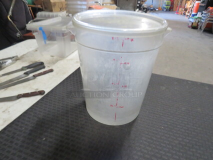 One Round 8 Quart Food Storage Container With Lid. 