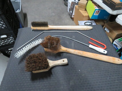 One Lot Of Assorted Brushes.