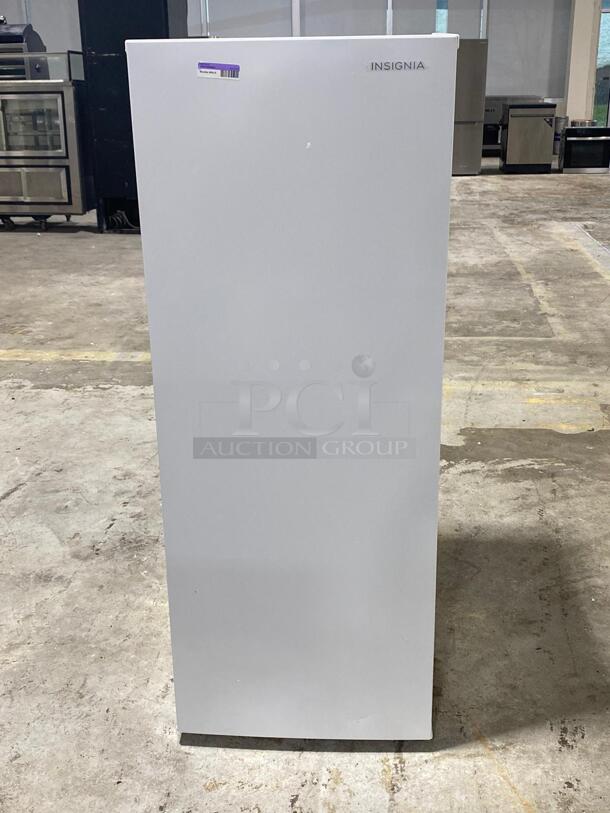 Insignia™ refrigerator with top Freezer - White
