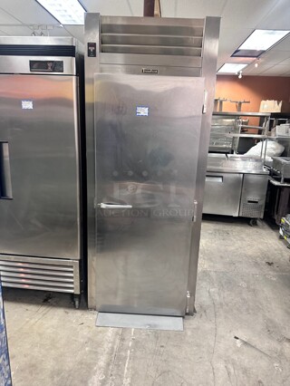 Late Model Traulsen ARI132HUT-FHS 36" Solid Door Roll-In Refrigerator 115 Volt Tested and Working