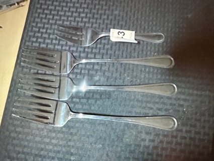 Assorted Size Stainless Steel Fork. 4XBID