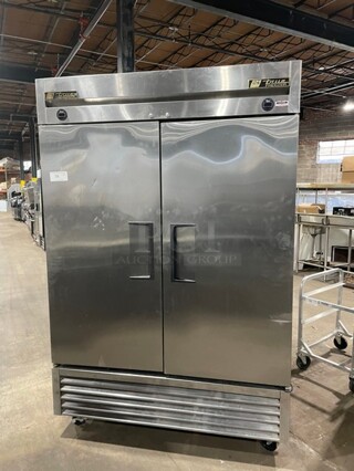  True Commercial 2 Door Reach In DUAL TEMP Reach In Cooler/Freezer Combo! With Poly Coated Racks! All Stainless Steel! Model T49DT Serial 7941527! 115/208/230V 1Phase! On Casters!