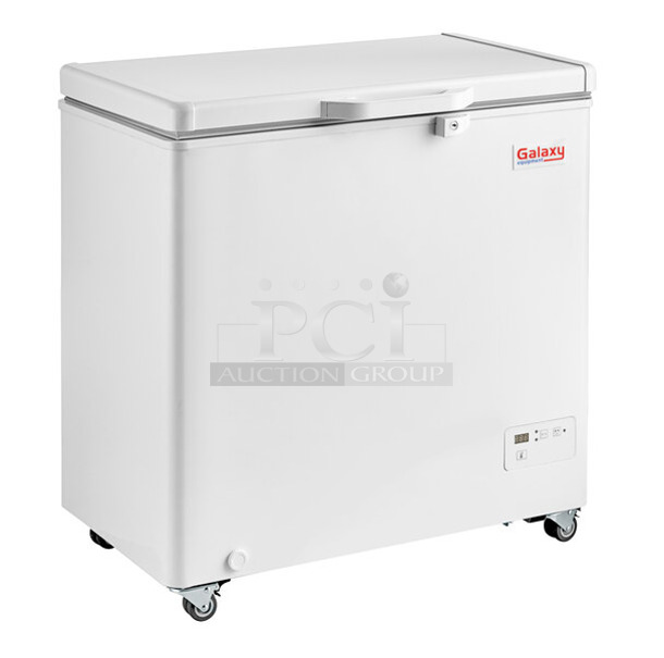 BRAND NEW SCRATCH AND DENT! 2024 Galaxy 177UCF5 Metal 5.1 Cu. Ft. White Chest Freezer on Commercial Casters. 115-120 Volts, 1 Phase. - Item #1127555