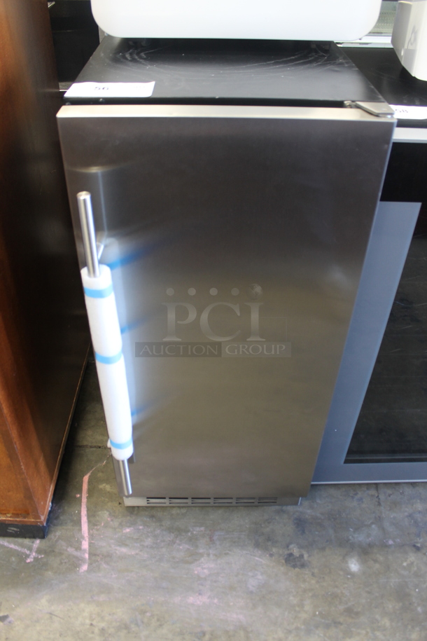 BRAND NEW SCRATCH AND DENT! Danby DIM32D1BSSPR 32lb 15" Stainless Steel Built-In Self Contained Ice Maker. 115 Volts, 1 Phase. Tested and Working!