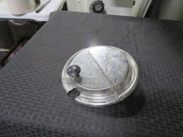 One Vollrath 7.5 Inch Round Hinged Lid. # 47486.