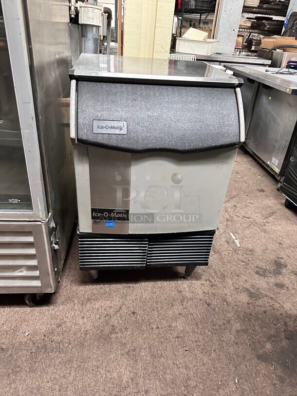 Excellent Condition Ice-O-Matic ICEU220HA 24 inch Half Cube Undercounter Ice Machine - 238 lbs/day, 115 Volt Working
